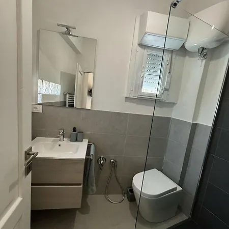 Bilocale Moderno Con Terrazzo E Posto Auto Holiday home *